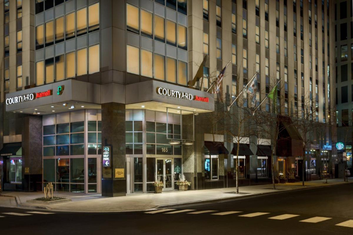 Courtyard Chicago Downtown/Magnificent Mile - main image