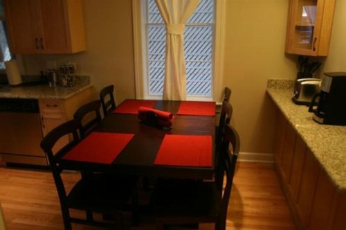Roscoe Village Guesthouse - image 13