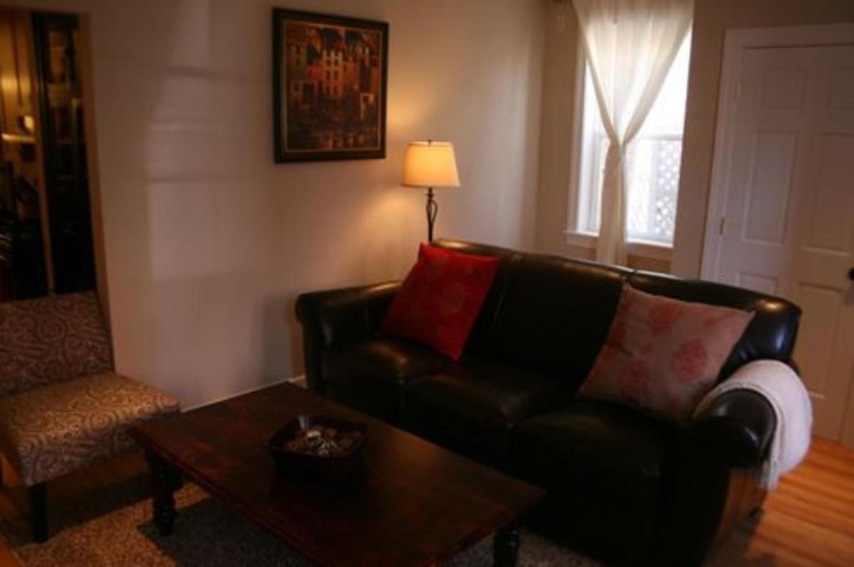 Roscoe Village Guesthouse - image 5