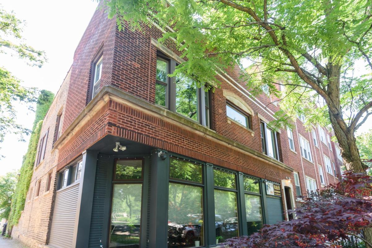 House 5863- Chicago's Premier Bed and Breakfast - image 4