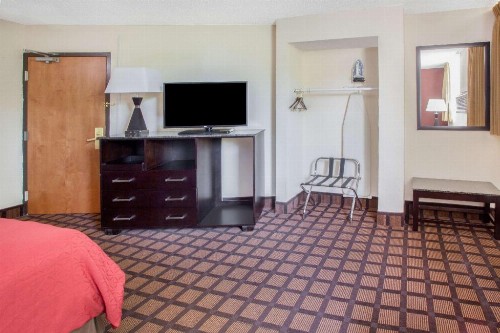Super 8 by Wyndham Chicago IL - image 14