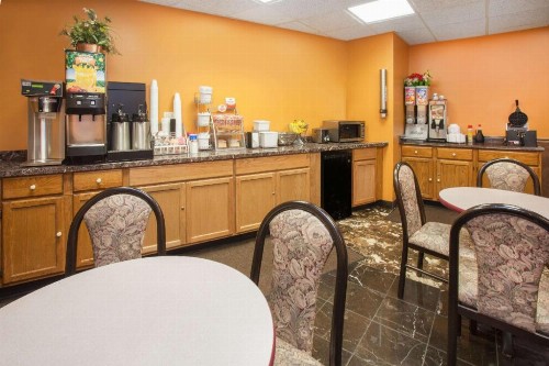 Super 8 by Wyndham Chicago IL - image 2