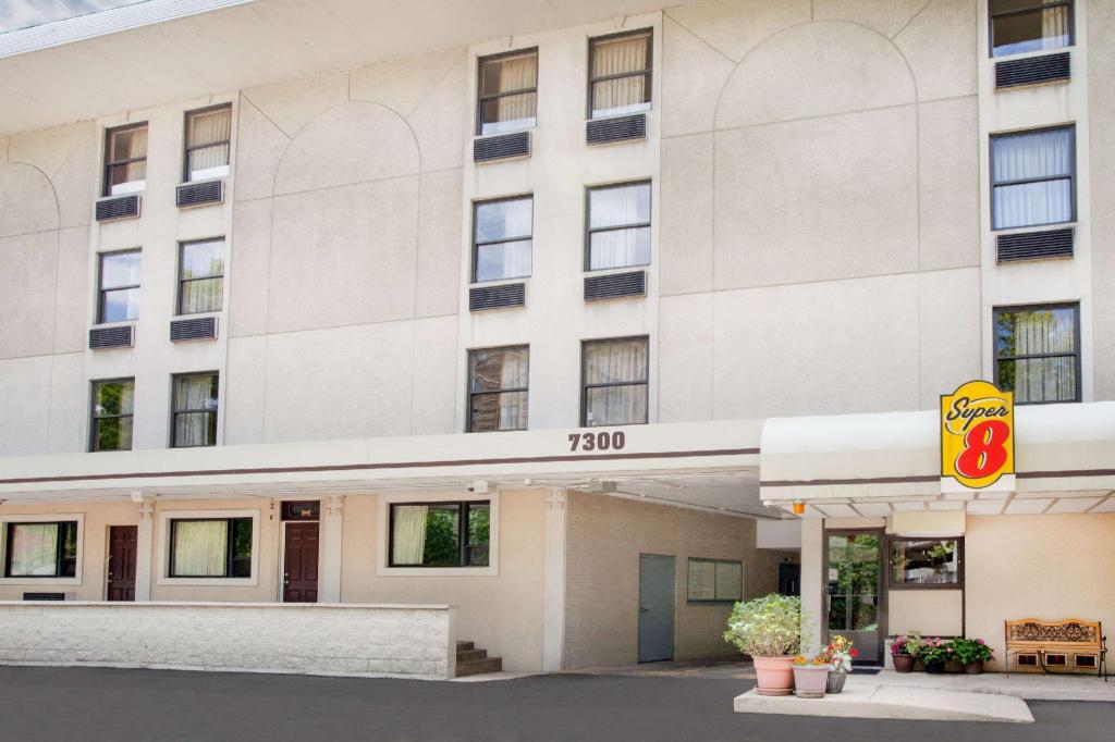 Super 8 by Wyndham Chicago IL - image 5