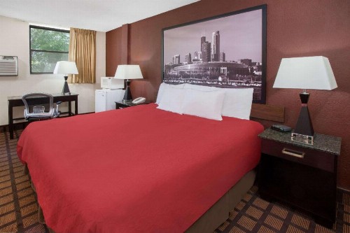 Super 8 by Wyndham Chicago IL - image 9