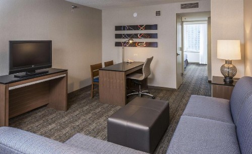 Embassy Suites Chicago Downtown Magnificent Mile - image 15