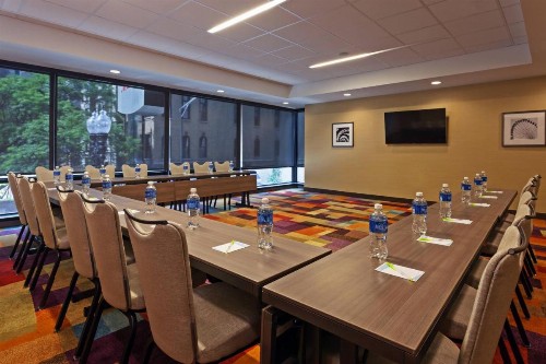 Fairfield Inn and Suites Chicago Downtown-River North - image 3