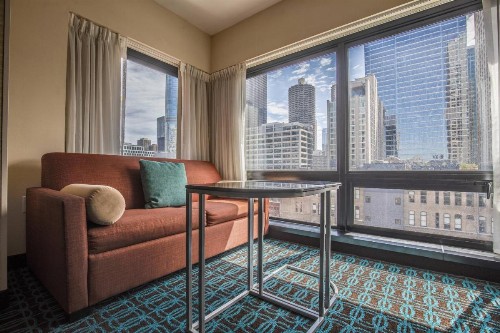Fairfield Inn and Suites Chicago Downtown-River North - image 4