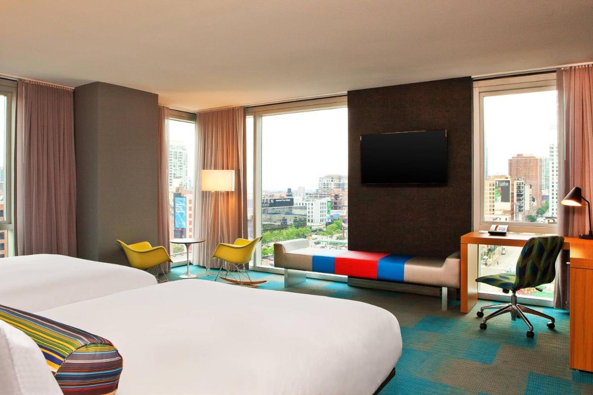 Aloft Chicago Downtown River North - image 6