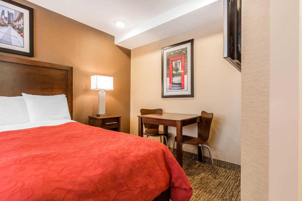 Rodeway Inn Chicago/Evanston - image 4