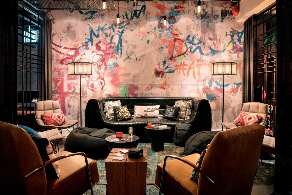 Moxy Chicago Downtown - image 6