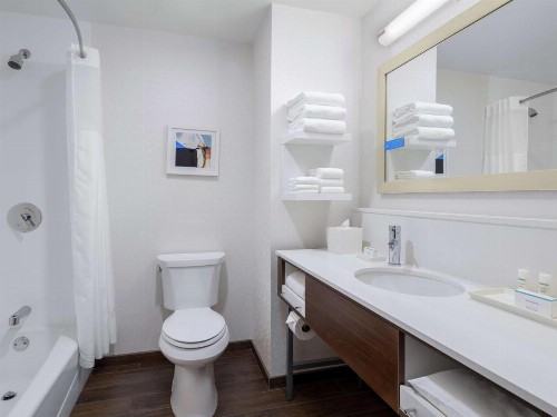 Hampton Inn Chicago McCormick Place - image 5
