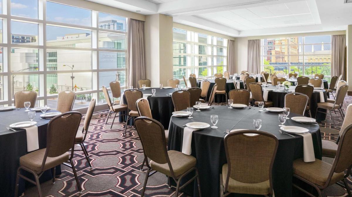 Hilton Garden Inn Chicago McCormick Place - image 4