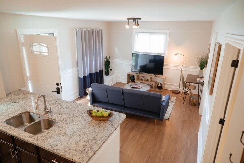 Cozy Stylish 2BR Apt near O'Hare Int'l Airport - image 2