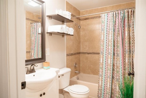 Cozy Stylish 2BR Apt near O'Hare Int'l Airport - image 28