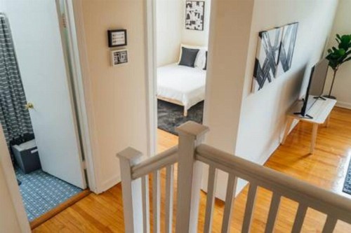 Cozy Stylish 2BR Apt near O'Hare Int'l Airport - image 33