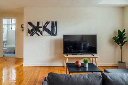 Cozy Stylish 2BR Apt near O'Hare Int'l Airport - image 4