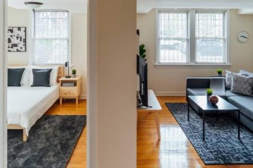 Cozy Stylish 2BR Apt near O'Hare Int'l Airport - image 40