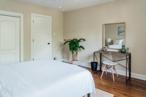Spacious 2BR Apt Close to Airport & Parking - image 22