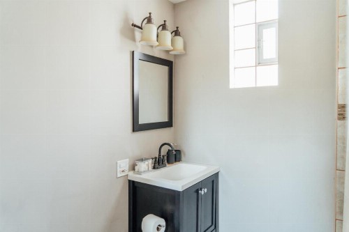 Spacious 2BR Apt Close to Airport & Parking - image 25