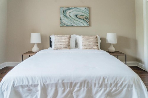 Spacious 2BR Apt Close to Airport & Parking - image 29