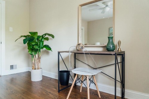 Spacious 2BR Apt Close to Airport & Parking - image 32