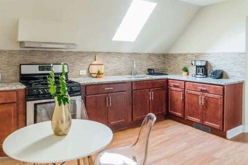 Spacious 2BR Apt Close to Airport & Parking - image 35