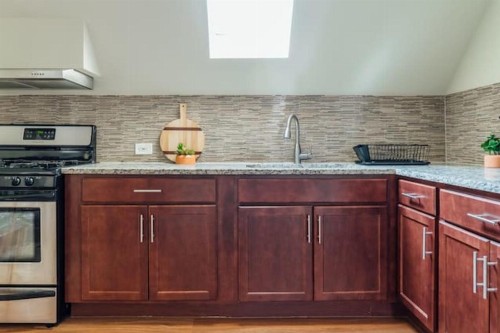 Spacious 2BR Apt Close to Airport & Parking - image 37