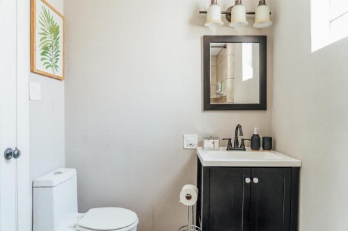 Spacious 2BR Apt Close to Airport & Parking - image 38