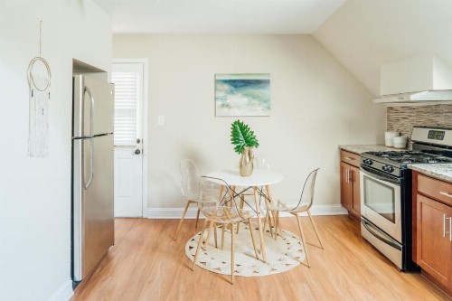 Spacious 2BR Apt Close to Airport & Parking - image 41