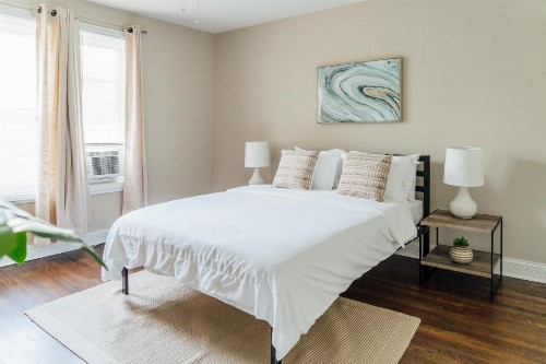 Spacious 2BR Apt Close to Airport & Parking - image 43