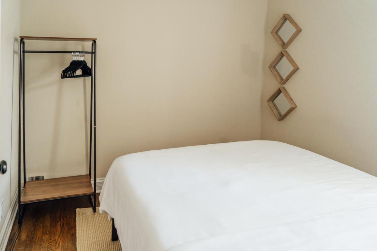 Spacious 2BR Apt Close to Airport & Parking - image 5