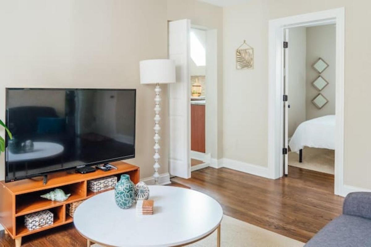 Spacious 2BR Apt Close to Airport & Parking - image 7