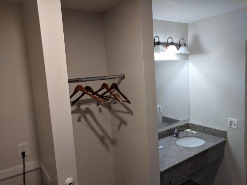 Skylark Motel - image 14