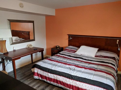 Skylark Motel - image 20