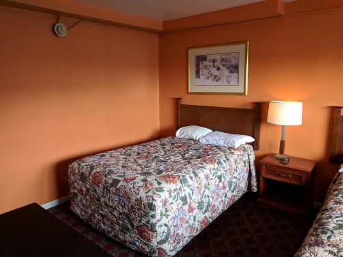 Skylark Motel - image 21