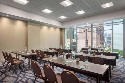 Hilton Garden Inn Chicago Downtown South Loop - image 7