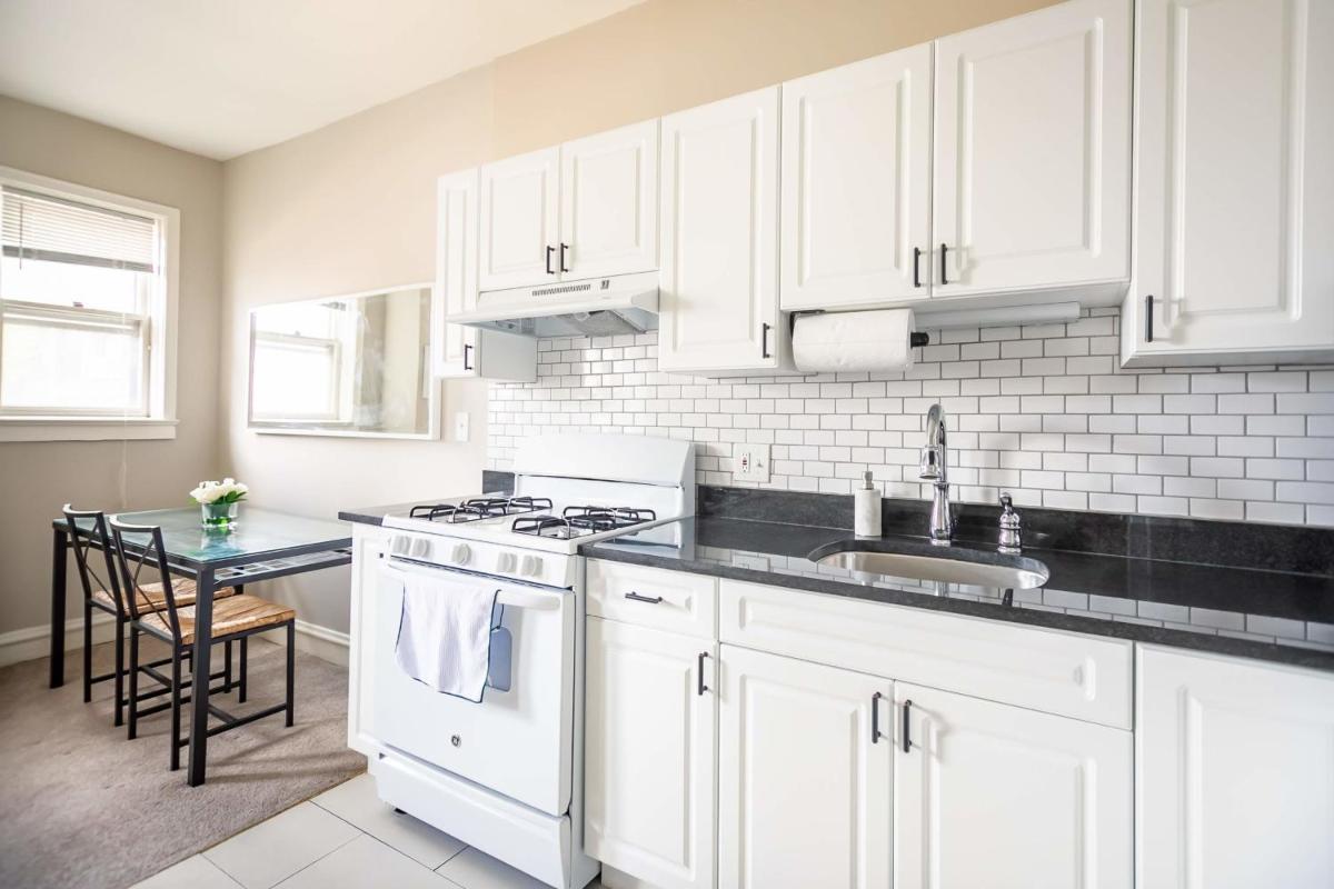 Historic HP 1BR with Fast Transit to UChicago & DT by Zencity - main image
