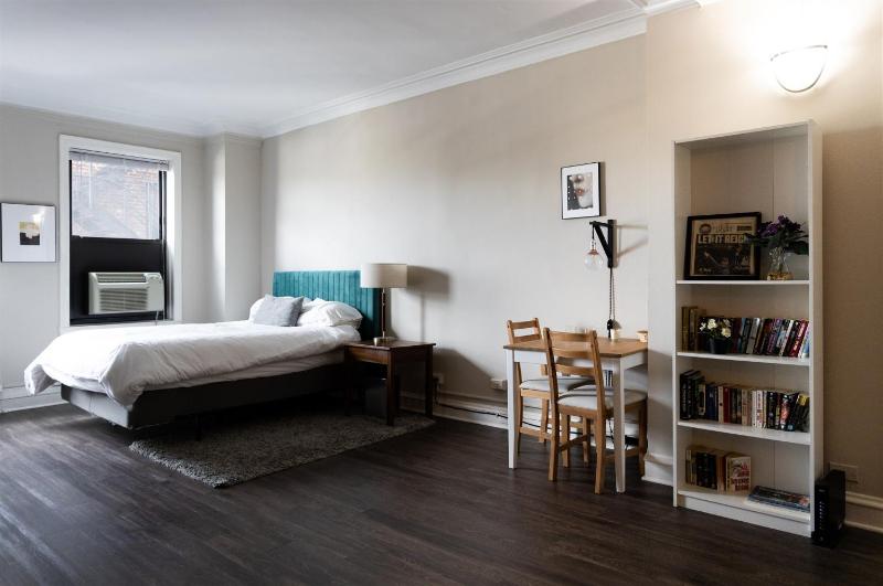 Historic HP Studio with Fast Transit to UChicago & DT by Zencity - main image