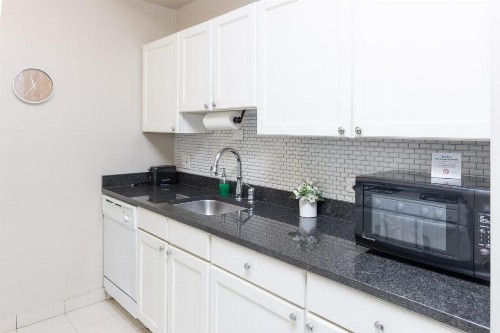 Historic HP 2BR with Fast Transit to UChicago & DT by Zencity - image 11