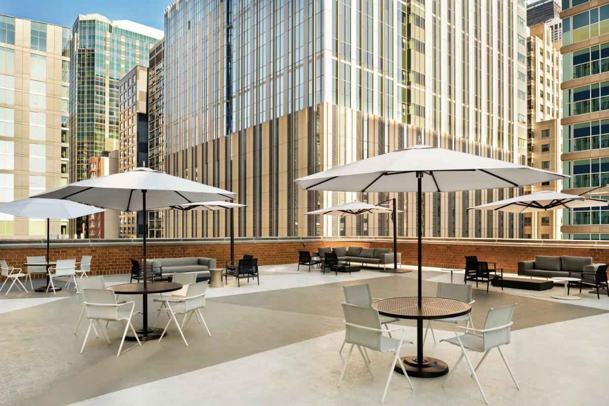 Hilton Grand Vacations Chicago Downtown Magnificent Mile - image 3