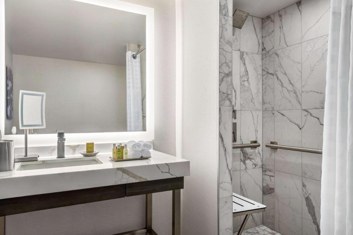 Hilton Grand Vacations Chicago Downtown Magnificent Mile - image 6