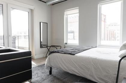 Chic Wrigleyville Studio with Balcony by Zencity - image 13