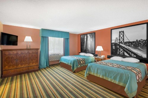 Super 8 by Wyndham Chico - image 2