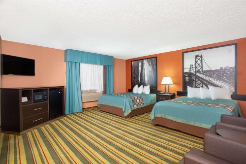 Super 8 by Wyndham Chico - image 9