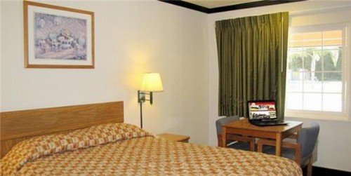 Town House Motel - image 3