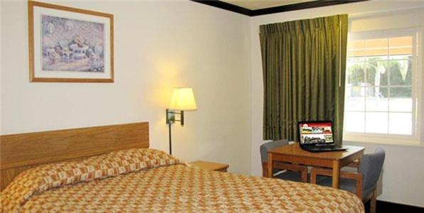 Town House Motel - image 3