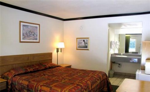 Town House Motel - image 4