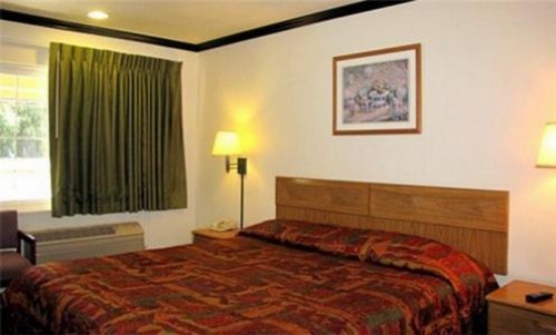 Town House Motel - image 5