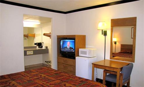 Town House Motel - image 7