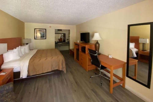 Quality Inn near Manatee Springs State Park - image 15